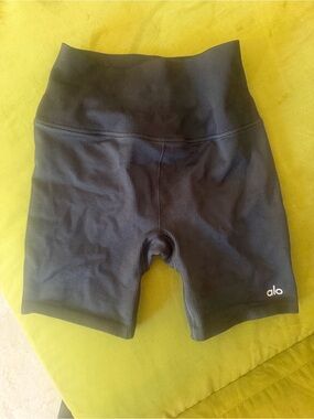 ALO Yoga Ribbed High-Rise Bike Shorts in Black